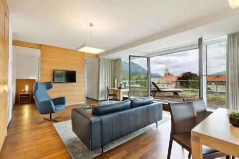 Deluxe Room mit Sitzecke und Marmorbad